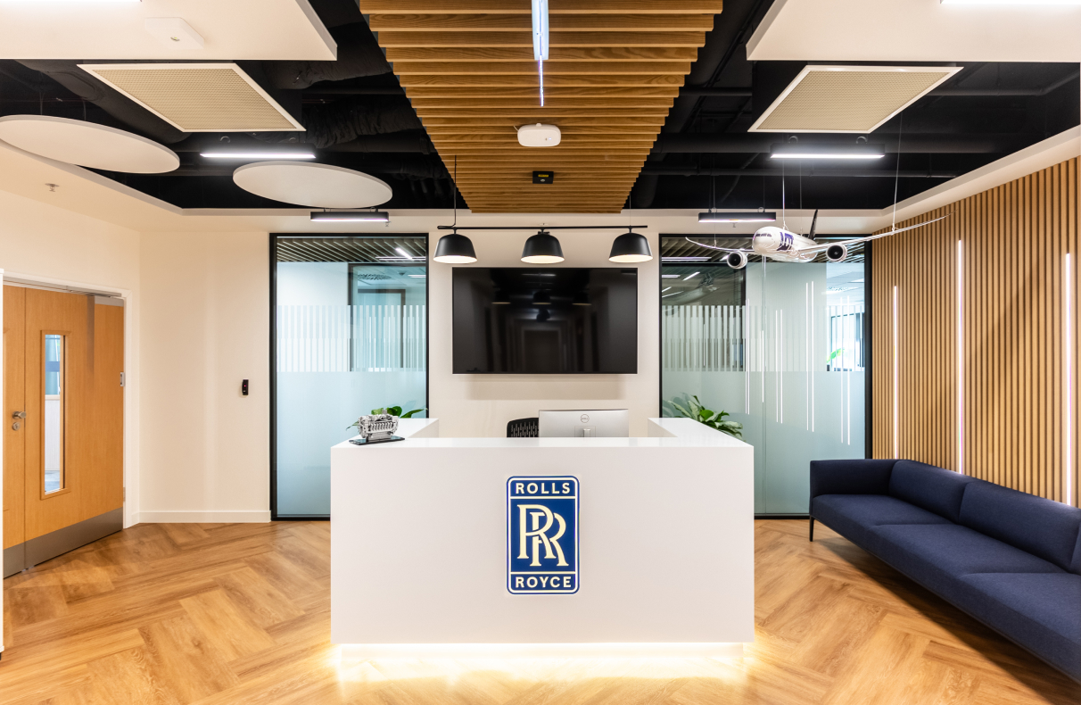 Ciekawy branding, funkcjonalność i tysiąc metrów kwadratowych – biuro Rolls-Royce plc w Krakowie