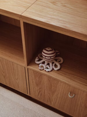 Tło dla codzienności. Miękka forma minimalizmu projektu Madde studio we współpracy z Karoliną Woch