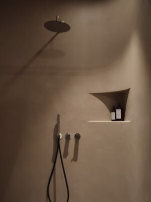 Tło dla codzienności. Miękka forma minimalizmu projektu Madde studio we współpracy z Karoliną Woch