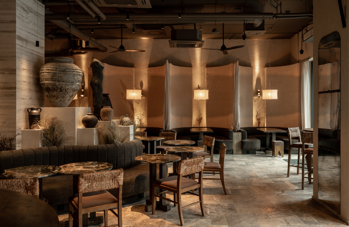 Ciepło domowego ogniska i rzemieślnicza szczerość – wnętrze tego konceptu zachwyca!