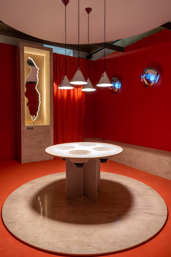 W punkcie przecięcia materii, światła i idei. Tom Dixon x Cosentino prezentują AXIS
