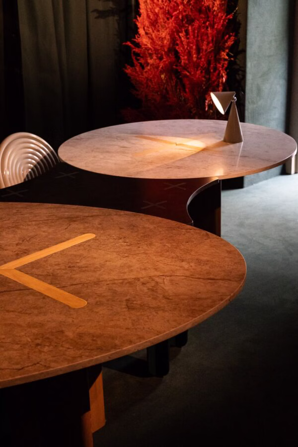 W punkcie przecięcia materii, światła i idei. Tom Dixon x Cosentino prezentują AXIS