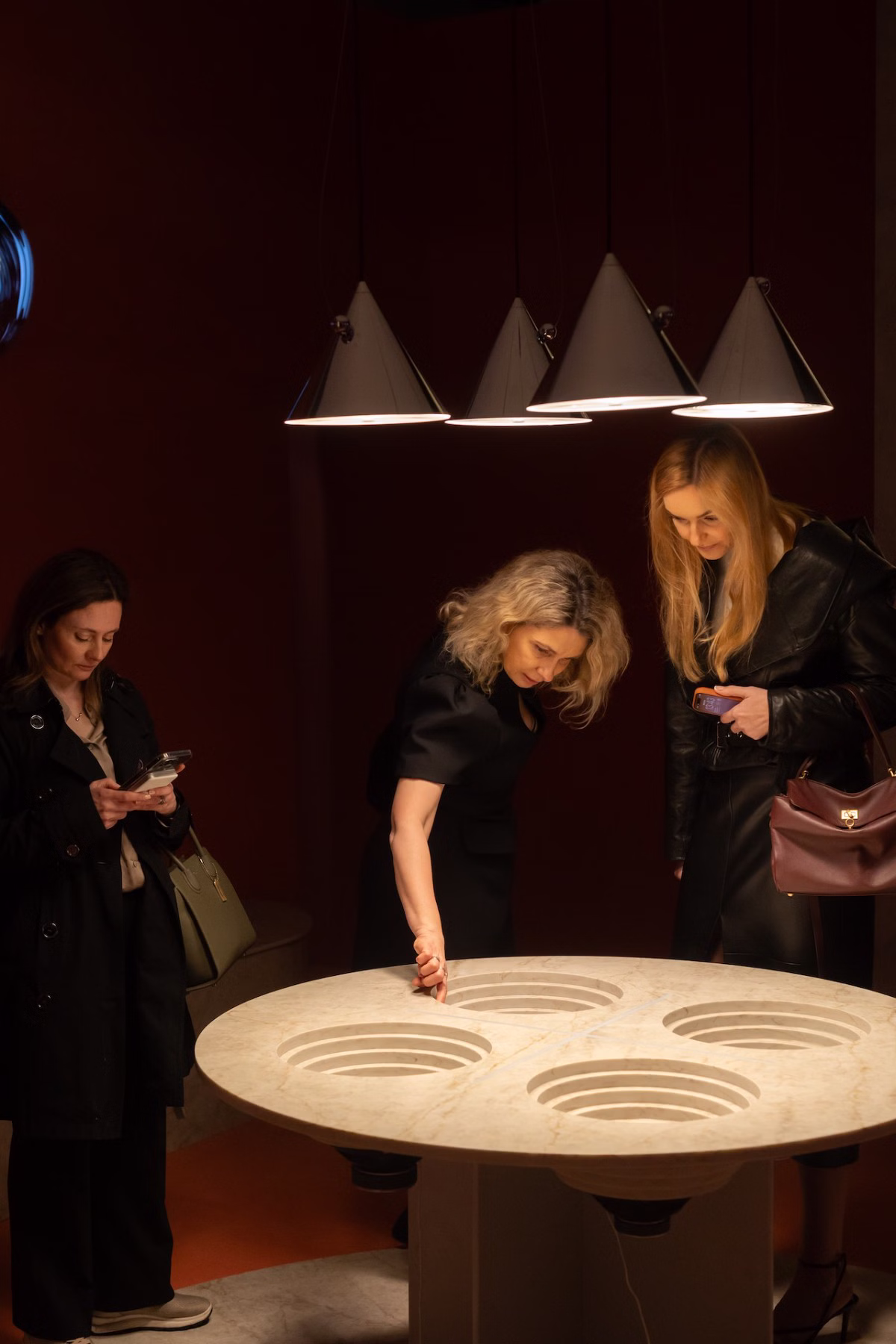 W punkcie przecięcia materii, światła i idei. Tom Dixon x Cosentino prezentują AXIS