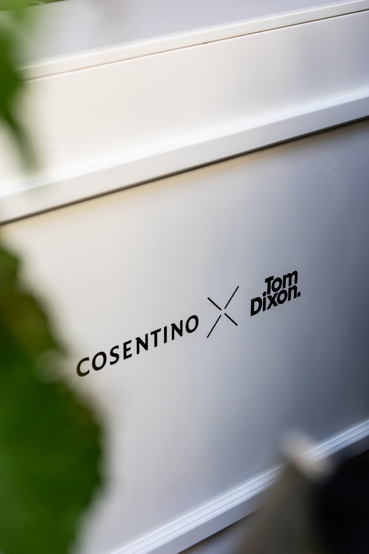 W punkcie przecięcia materii, światła i idei. Tom Dixon x Cosentino prezentują AXIS