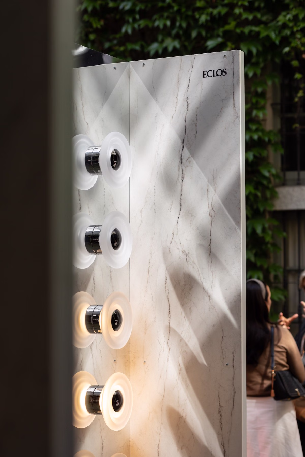 W punkcie przecięcia materii, światła i idei. Tom Dixon x Cosentino prezentują AXIS