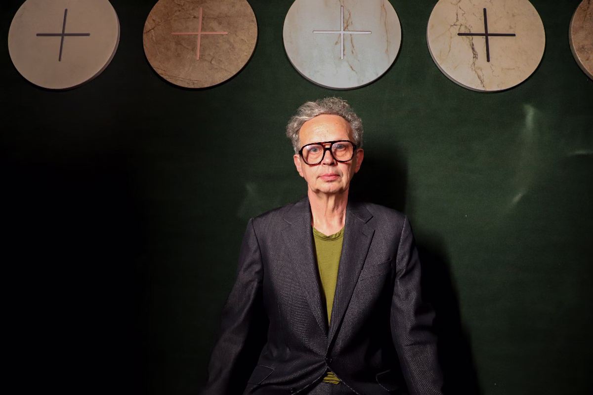 W punkcie przecięcia materii, światła i idei. Tom Dixon x Cosentino prezentują AXIS