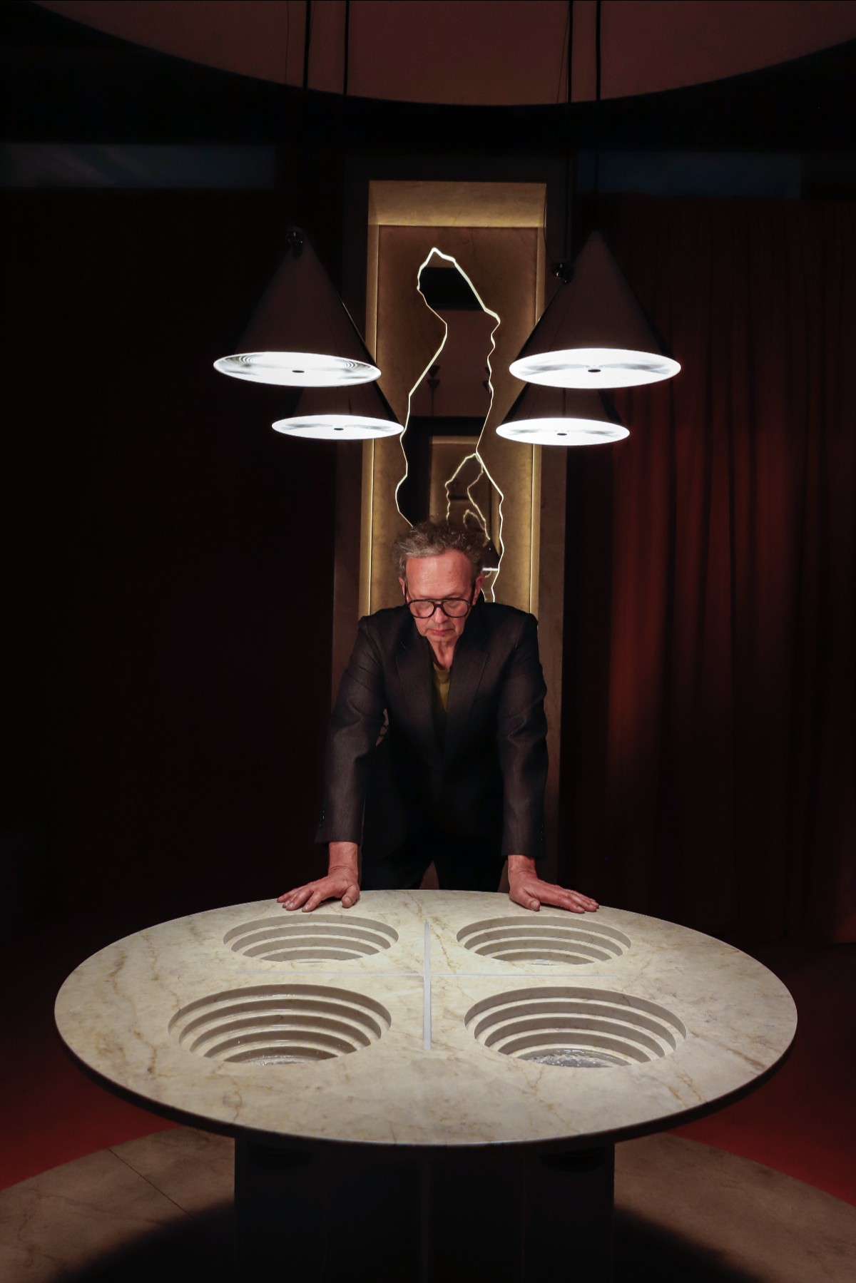 W punkcie przecięcia materii, światła i idei. Tom Dixon x Cosentino prezentują AXIS