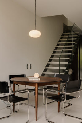 Minimalizm pod kontrolą. 85 metrów precyzyjnie zaprojektowanej ciszy