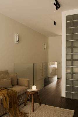 Minimalizm pod kontrolą. 85 metrów precyzyjnie zaprojektowanej ciszy