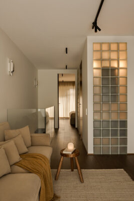 Minimalizm pod kontrolą. 85 metrów precyzyjnie zaprojektowanej ciszy