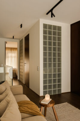 Minimalizm pod kontrolą. 85 metrów precyzyjnie zaprojektowanej ciszy