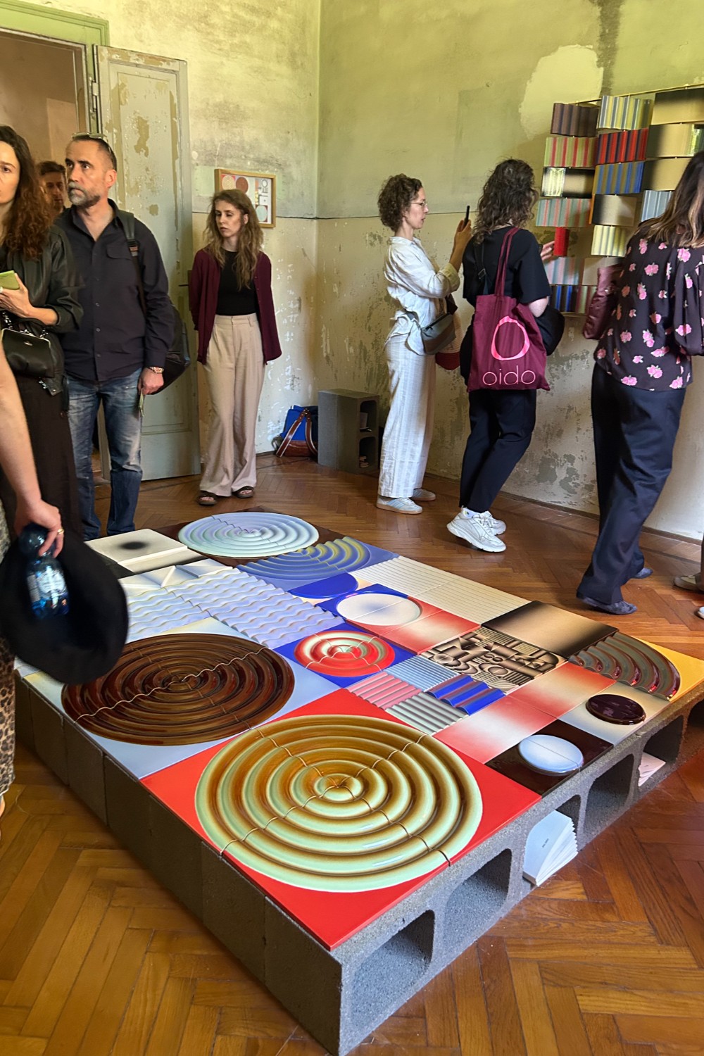 Potencjał ceramiki i zdolność do zachwycania – Pani Jurek Studio na Alcova podczas MDW