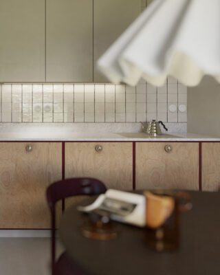 Surowy beton, miękkie formy, srebrne refleksy – mieszkanie na wrocławskim Nadodrzu projektu Nurt Atelier