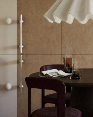 Surowy beton, miękkie formy, srebrne refleksy – mieszkanie na wrocławskim Nadodrzu projektu Nurt Atelier