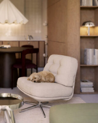 Surowy beton, miękkie formy, srebrne refleksy – mieszkanie na wrocławskim Nadodrzu projektu Nurt Atelier