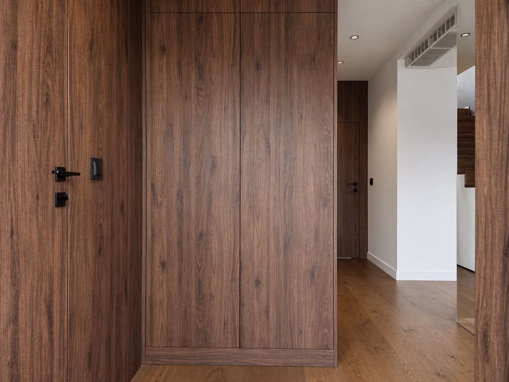 Nowoczesny dom oparty na świetle, proporcji i naturalnych materiałach 20 Esencja współczesnej architektury: czyste linie, szlachetne materiały i konsekwencja od pdobrowolski.design