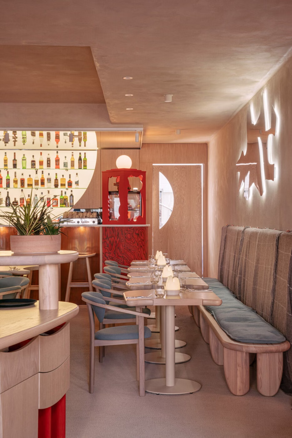 Futuryzm, biomorfizm i sztuka awangardy. Restauracja wege w architektonicznej wizji Kacpra Gronkiewicza 2 Futuryzm, biomorfizm i sztuka awangardy. Warszawska Manna 2 w architektonicznej wizji Kacpra Gronkiewicza