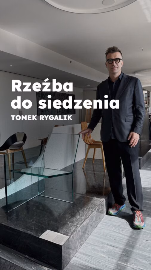Rzeźba do siedzenia, czyli krzesło, które wtapia się w otoczenie. KOBRO Tribute Chair na MDW 2026
