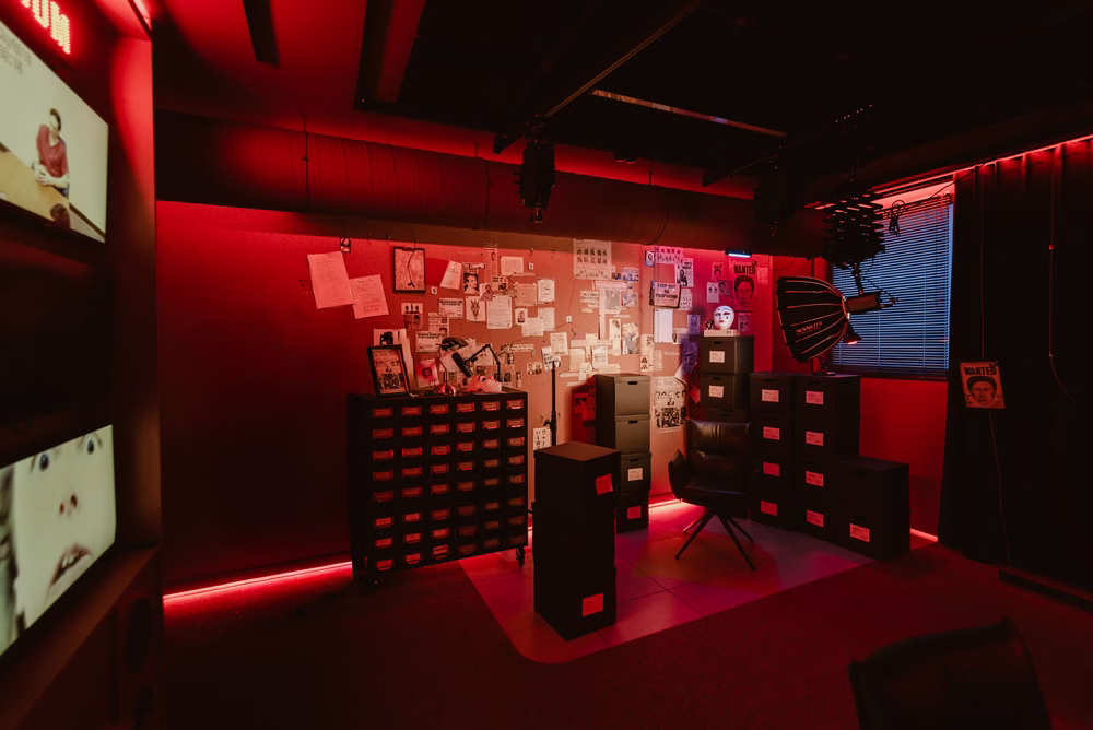 Wnętrze dla mrocznych historii – tak zaprojektowano wnętrze studia Kryminatorium 11 Wnętrze dla mrocznych historii - studio Kryminatorium od mode:lina™