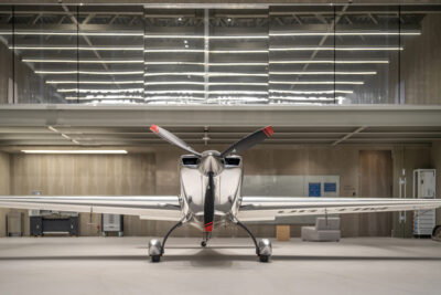 Architektura szczerości. Hangar dla tych którzy żyją w powietrzu projektu Dan Vakhrameyev +kouple