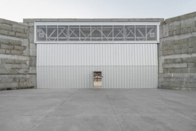 Architektura szczerości. Hangar dla tych którzy żyją w powietrzu projektu Dan Vakhrameyev +kouple