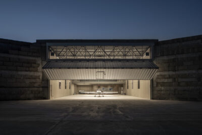 Architektura szczerości. Hangar dla tych którzy żyją w powietrzu projektu Dan Vakhrameyev +kouple