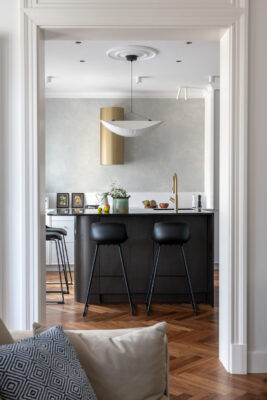Nowe wnętrza apartamentu w historycznej kamienicy w Sopocie projektu pracowni M19 Architekci
