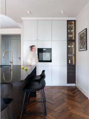 Nowe wnętrza apartamentu w historycznej kamienicy w Sopocie projektu pracowni M19 Architekci