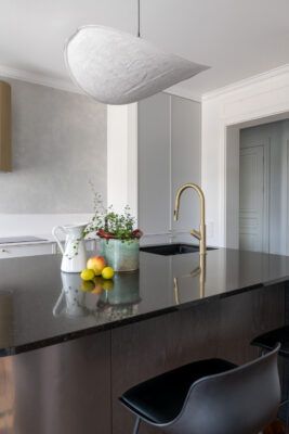 Nowe wnętrza apartamentu w historycznej kamienicy w Sopocie projektu pracowni M19 Architekci