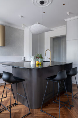 Nowe wnętrza apartamentu w historycznej kamienicy w Sopocie projektu pracowni M19 Architekci