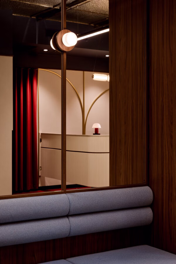 B&B HOTEL Wrocław Old Town w ikonicznym budynku Wrocławia. Wnętrza projektu AKA Studio inspirowane nowojorskimi wieżowcami lat 30. XX wieku projektu AKA Studio