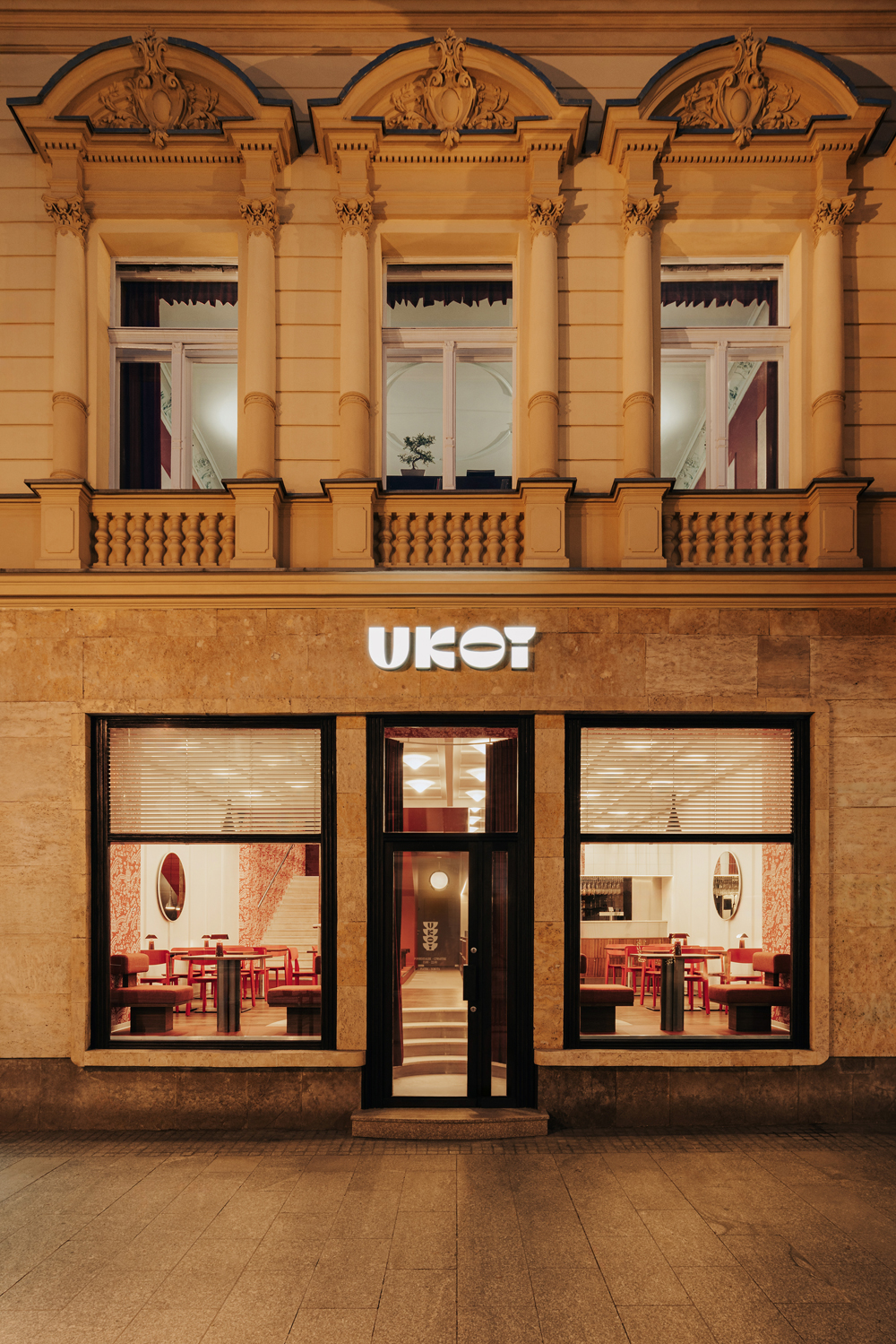 Detale, materiały i światło: dwupoziomowa restauracja w zabytkowej kamienicy w Łodzi