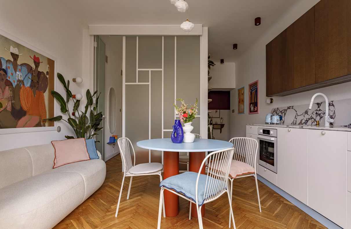 Ślepa kuchnia i schowek na lodówkę: kawalerka na Saskiej Kępie, z której zrobiono mieszkanie z osobną sypialnią projektu ZAWADZKI.DESIGN