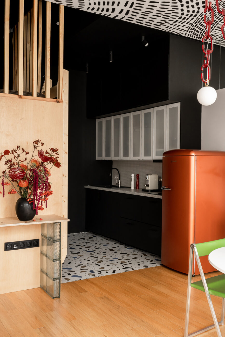 Eklektyczna oaza nad wodą. Apartament Mateusza Banasiuka w Serocku 12 Oaza nad wodą. Apartament Mateusza Banasiuka w Serocku
