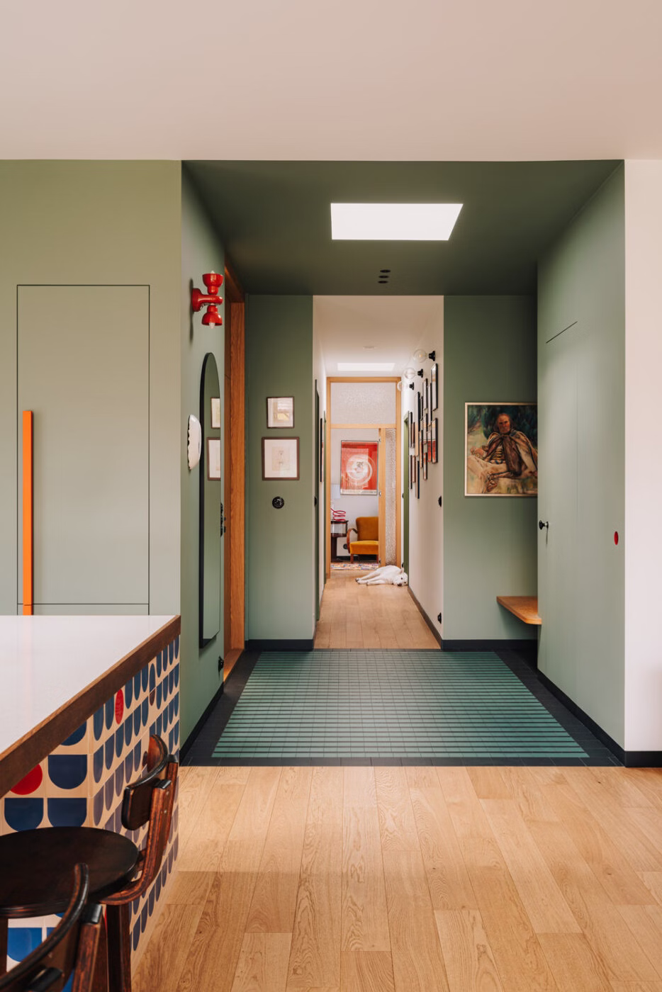 Projekt wnętrza domu w podwarszawskim Hornówku od One Desk
