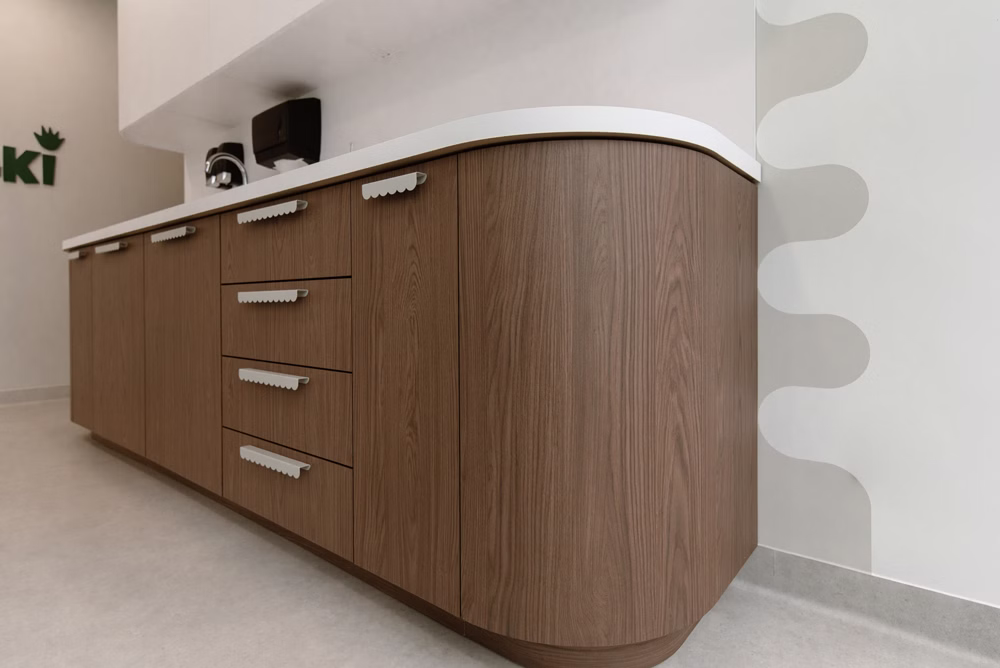 Zamiast sterylnej bieli – przyjazne wnętrze. Ta klinika stomatologiczna przełamuje schematy 30 Stomatologia w przyjaznym wydaniu. Krokodylki Dental Studio według mode:lina™