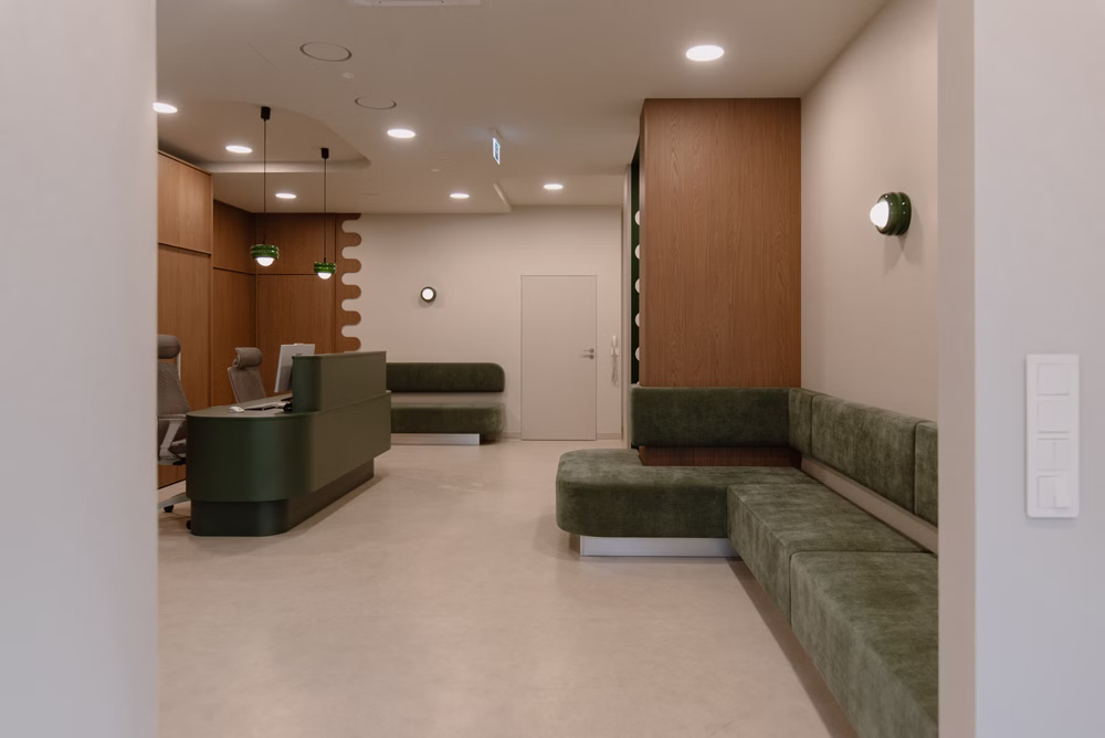 Zamiast sterylnej bieli – przyjazne wnętrze. Ta klinika stomatologiczna przełamuje schematy 24 Stomatologia w przyjaznym wydaniu. Krokodylki Dental Studio według mode:lina™