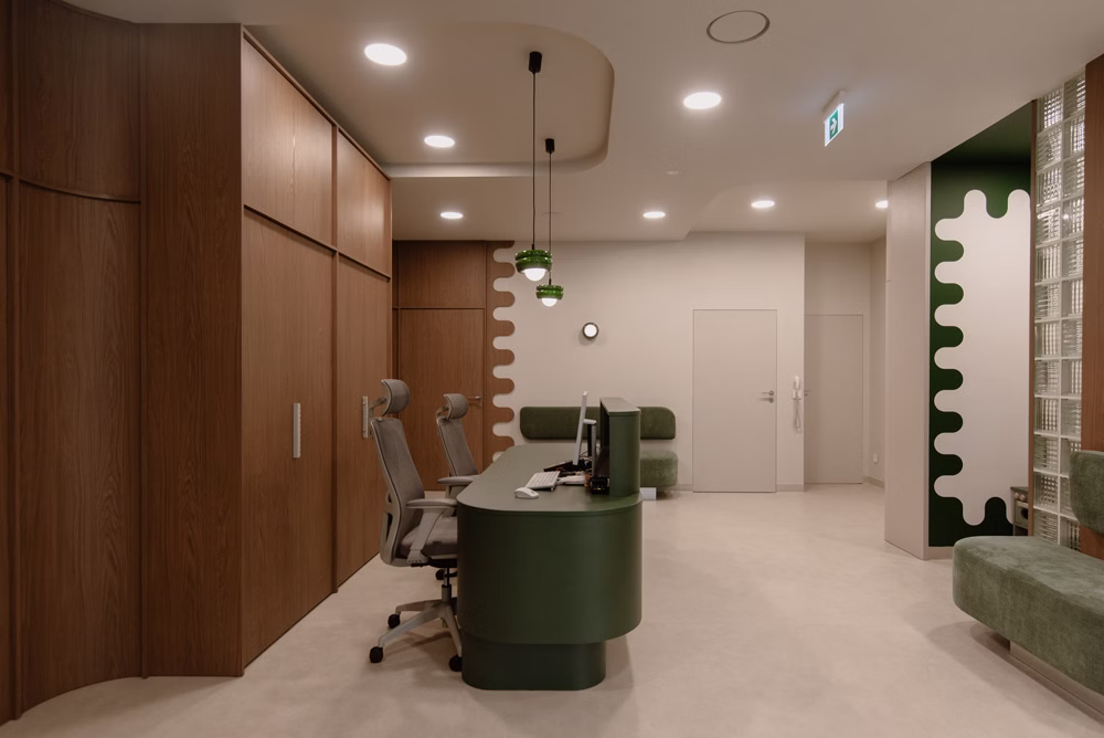 Zamiast sterylnej bieli – przyjazne wnętrze. Ta klinika stomatologiczna przełamuje schematy 21 Stomatologia w przyjaznym wydaniu. Krokodylki Dental Studio według mode:lina™