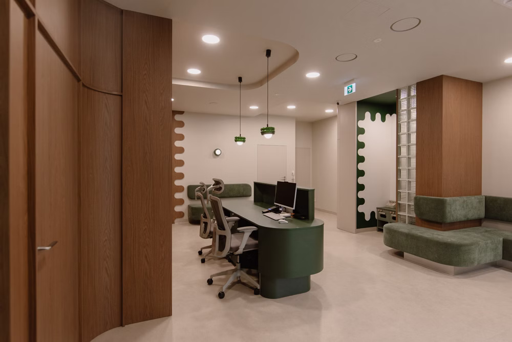 Zamiast sterylnej bieli – przyjazne wnętrze. Ta klinika stomatologiczna przełamuje schematy 19 Stomatologia w przyjaznym wydaniu. Krokodylki Dental Studio według mode:lina™