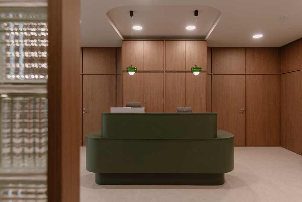 Zamiast sterylnej bieli – przyjazne wnętrze. Ta klinika stomatologiczna przełamuje schematy 6 Stomatologia w przyjaznym wydaniu. Krokodylki Dental Studio według mode:lina™