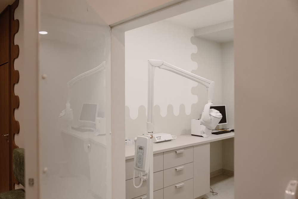 Zamiast sterylnej bieli – przyjazne wnętrze. Ta klinika stomatologiczna przełamuje schematy 2 Stomatologia w przyjaznym wydaniu. Krokodylki Dental Studio według mode:lina™