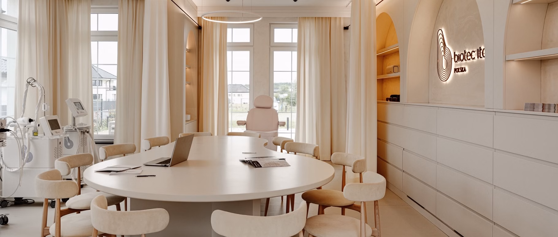 Nowy showroom Biotec Polska zaprojektowany przez SIKORA Creative Architecture