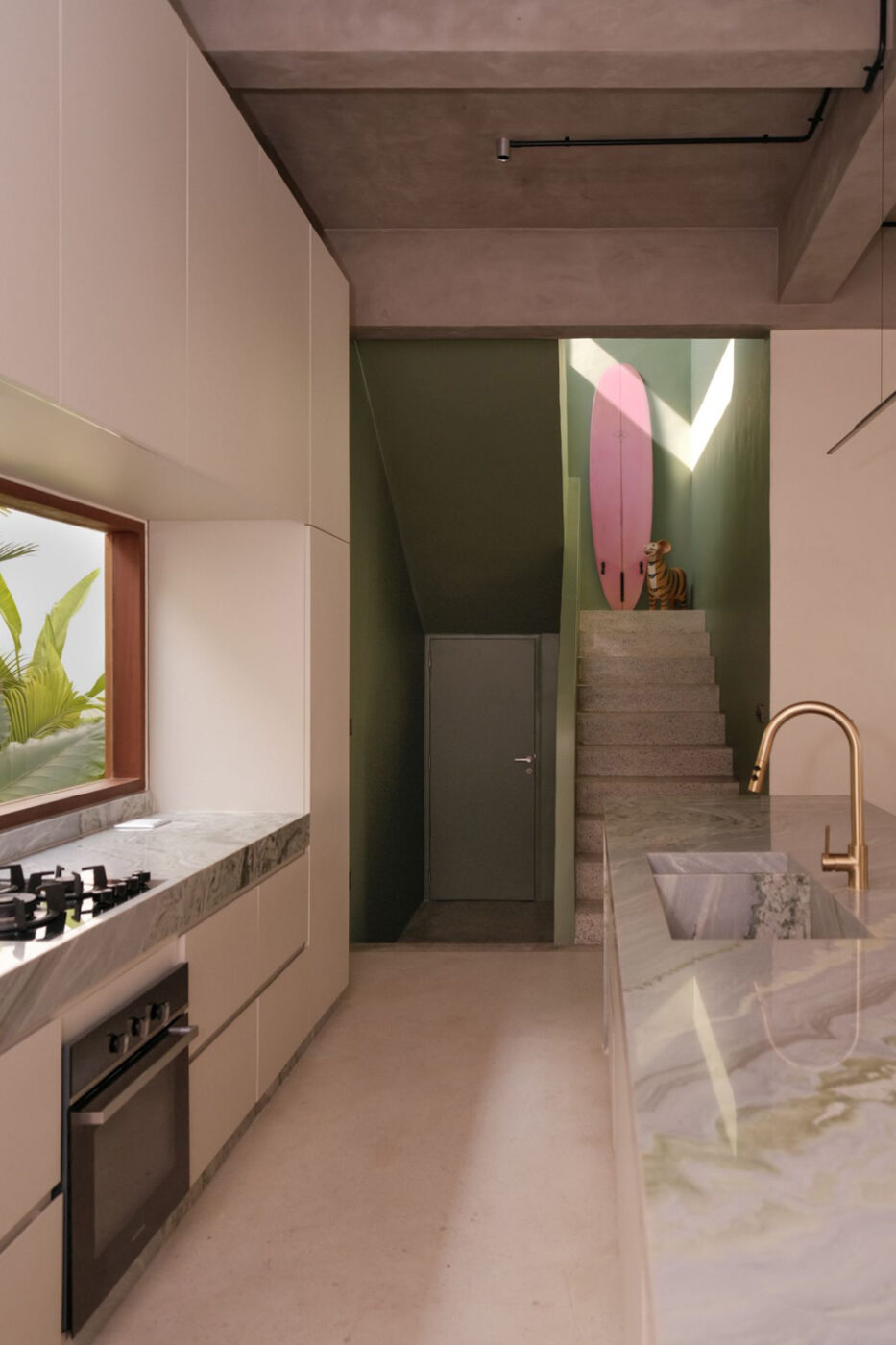 Bali, ale inaczej. Zamiast przewidywalnego boho, mamy tu beton, onyks i tropikalny ogród 2 Między Meksykiem a Bali. AMOK Architecture projektuje dom w Seseh