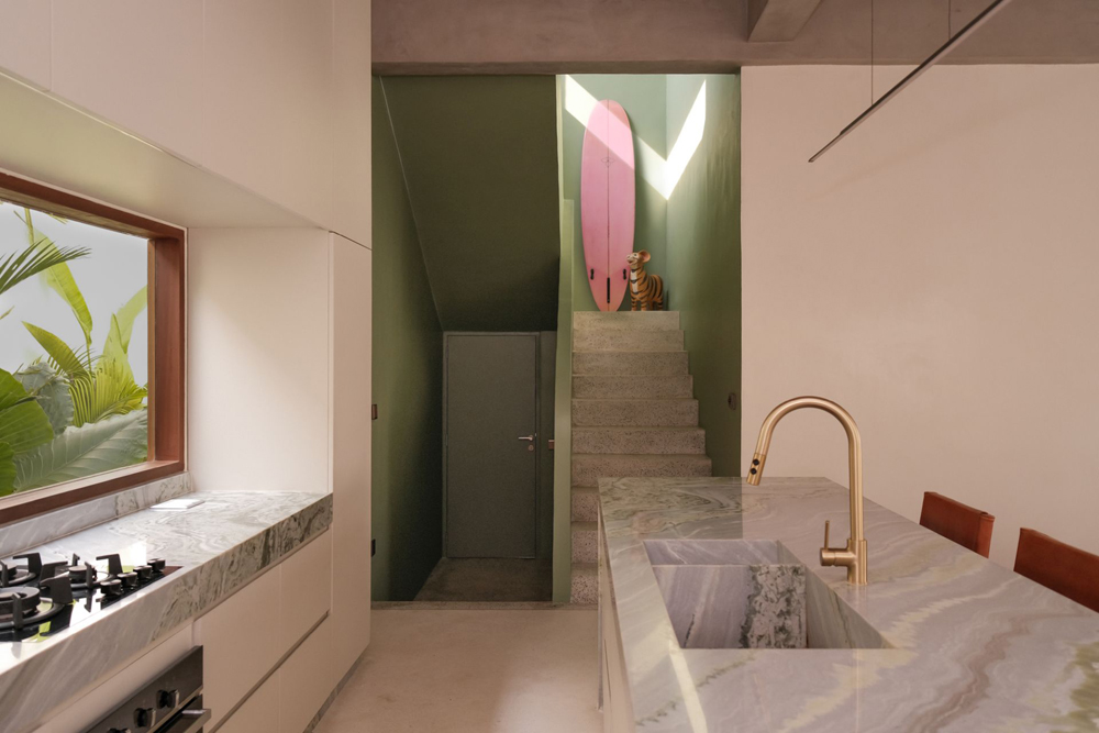 Bali, ale inaczej. Zamiast przewidywalnego boho, mamy tu beton, onyks i tropikalny ogród 7 Między Meksykiem a Bali. AMOK Architecture projektuje dom w Seseh