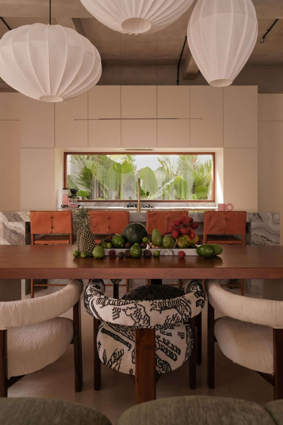 Bali, ale inaczej. Zamiast przewidywalnego boho, mamy tu beton, onyks i tropikalny ogród 9 Między Meksykiem a Bali. AMOK Architecture projektuje dom w Seseh