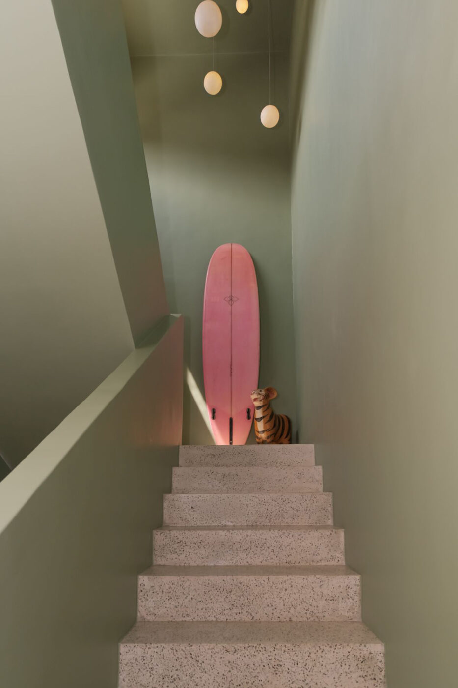 Bali, ale inaczej. Zamiast przewidywalnego boho, mamy tu beton, onyks i tropikalny ogród 5 Między Meksykiem a Bali. AMOK Architecture projektuje dom w Seseh