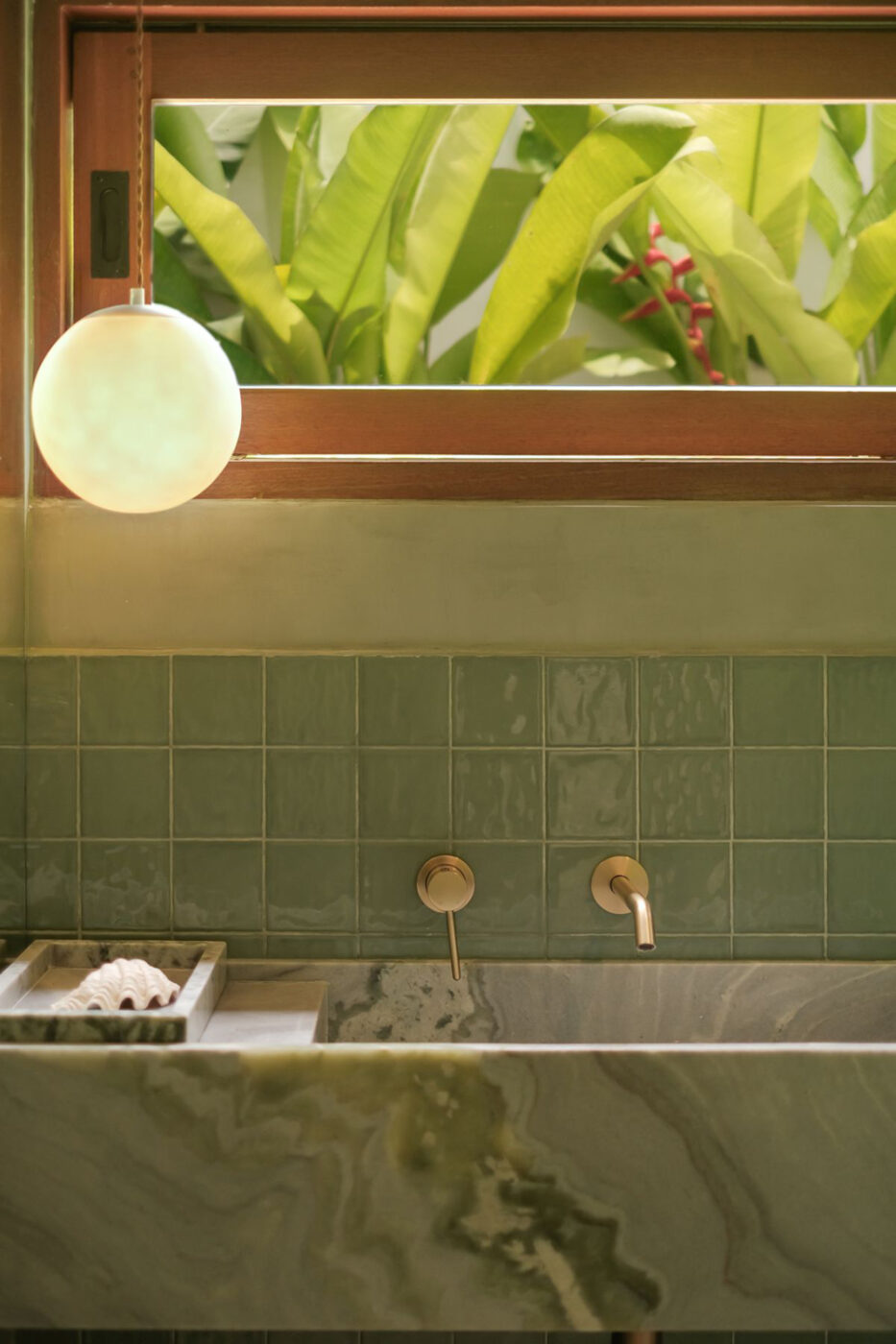 Bali, ale inaczej. Zamiast przewidywalnego boho, mamy tu beton, onyks i tropikalny ogród 22 Między Meksykiem a Bali. AMOK Architecture projektuje dom w Seseh