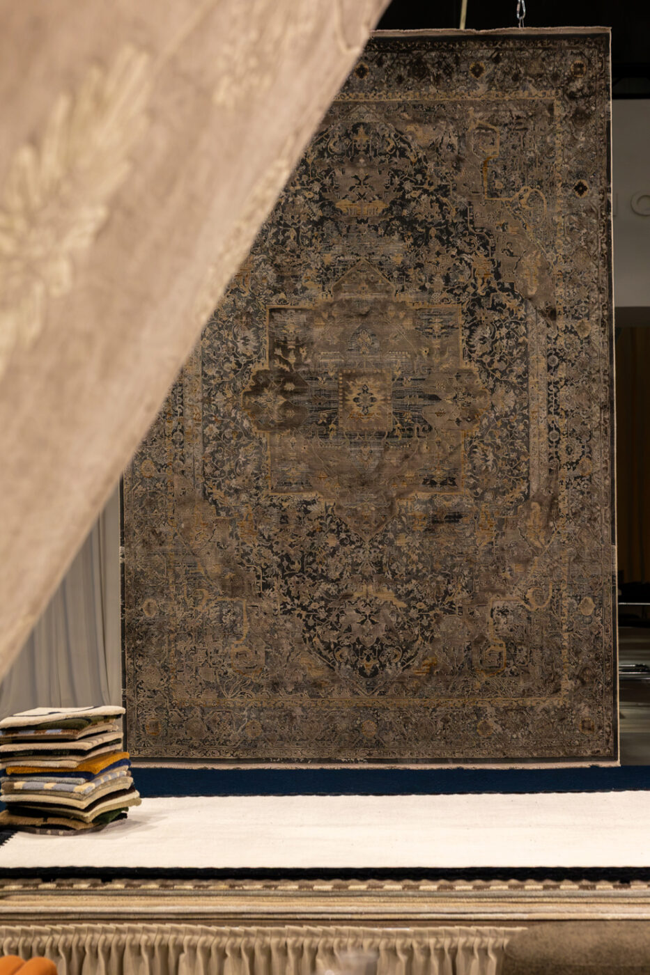 Wysypy doskonałości, czyli ekspozycje z pomysłem. 6 najpiękniejszych stoisk na Warsaw Home 2026 42 6 stoisk Warsaw Home 2026 - CARPETS AND MORE