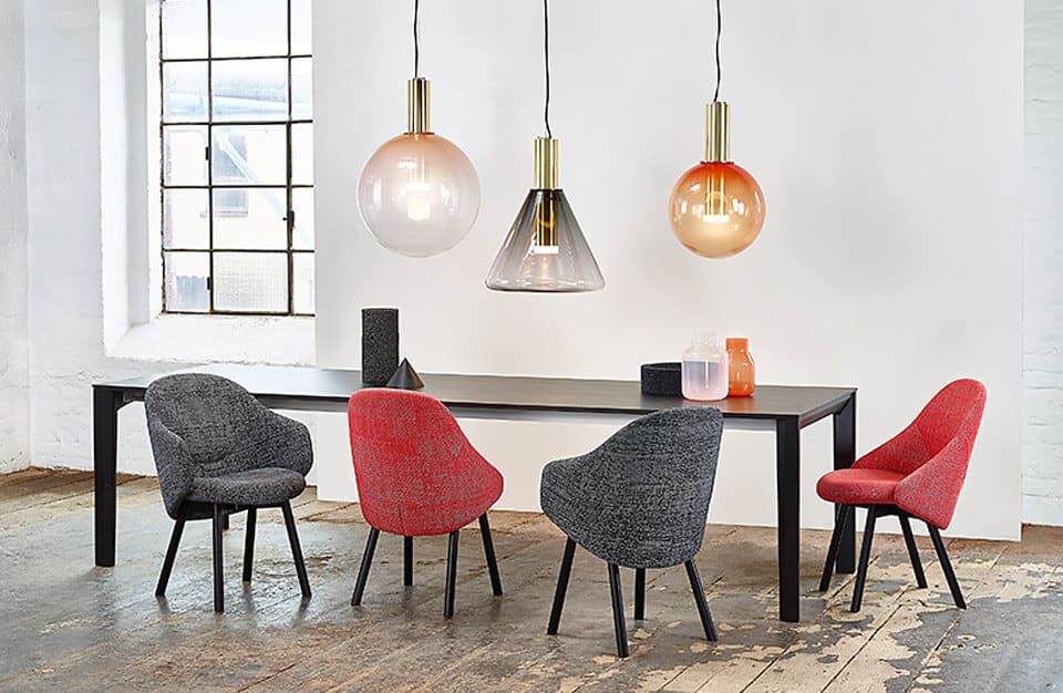 zbiór krzeseł przy stole z nowoczesnymi lampami