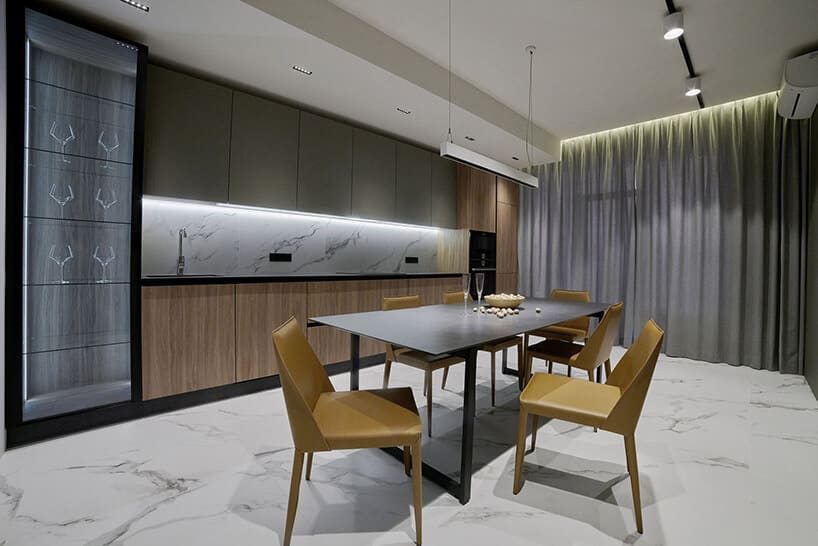 elegancka kuchnia od RB Architects ze stołem kuchennym z żółtymi krzesłami